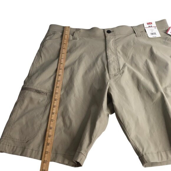 Wrangler Shorts Mens 40 Khaki Performance Zip Cargo 10 Inseam UPF 50 Wicking - Picture 11 of 16